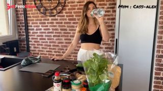 Elle senfonce un concombre dans la chatte devant moi