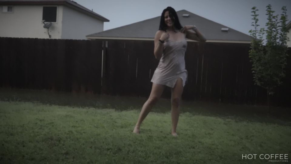 [Amateur Porn] Romantic sex under the rain in Texas (the neighbors saw us)