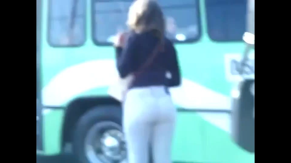 Spying a fabulous big butt in  jeans