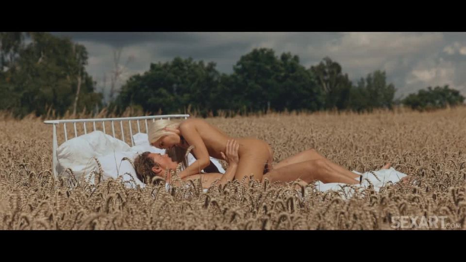 Sexo romántico con una rubia tierna en el medio de un campo de trigo (Pornstar) Lovita destino