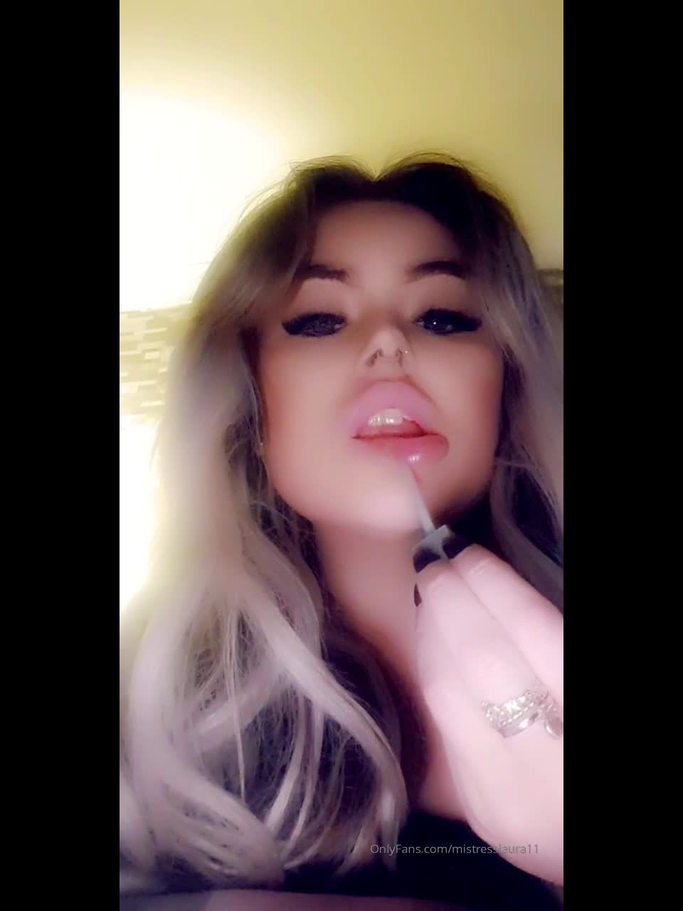 Miss Laura - mistresslaura11 () Mistresslaura - clip applying lip gloss to my big juicy lips 08-12-2019