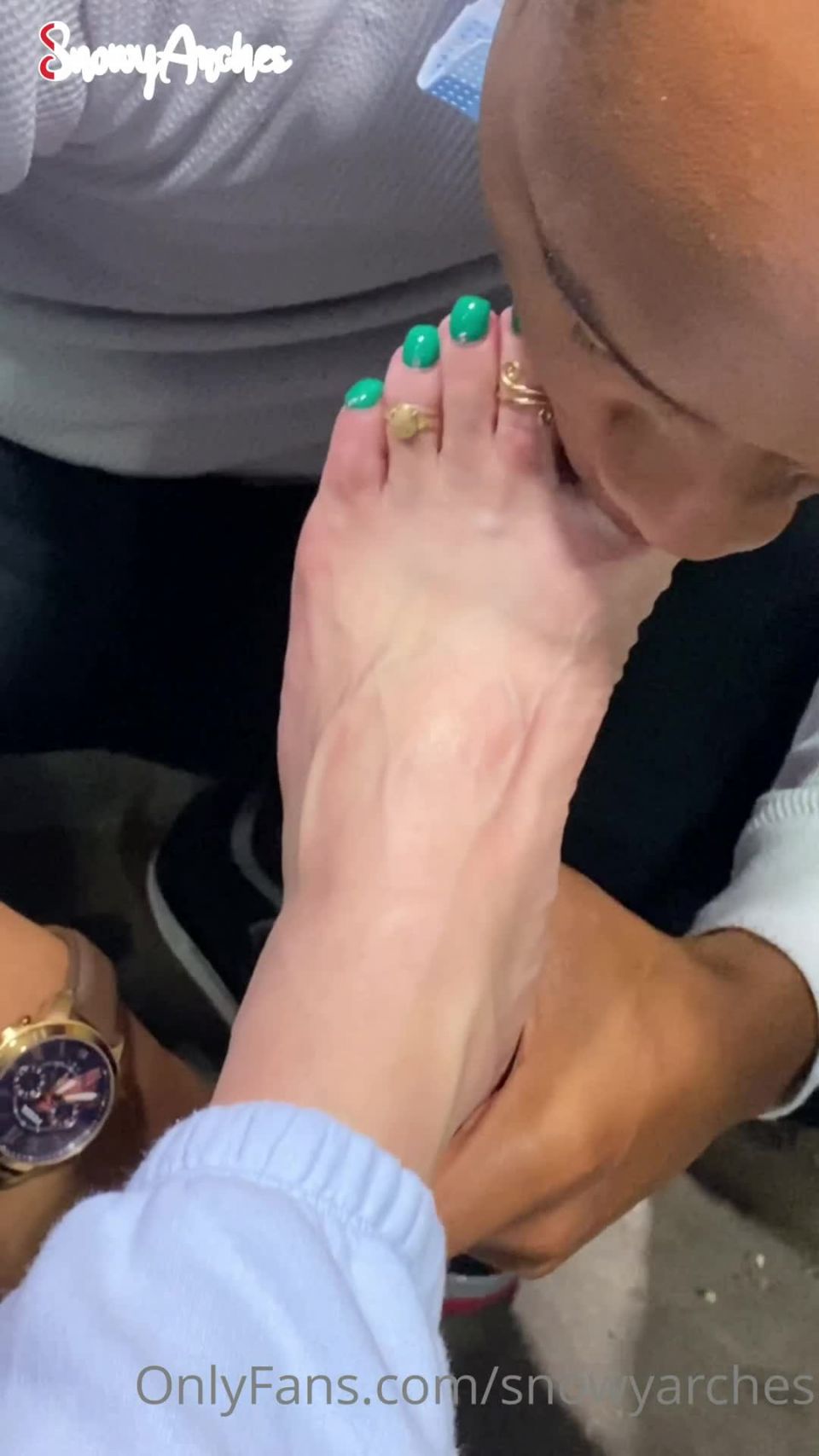 [footjob-porn.com] Onlyfans - SnowyArches_181_snowyarches-30-10-2020-1165476426-Nothing like getting my feet worshipped in public What would you do in this situation Leak