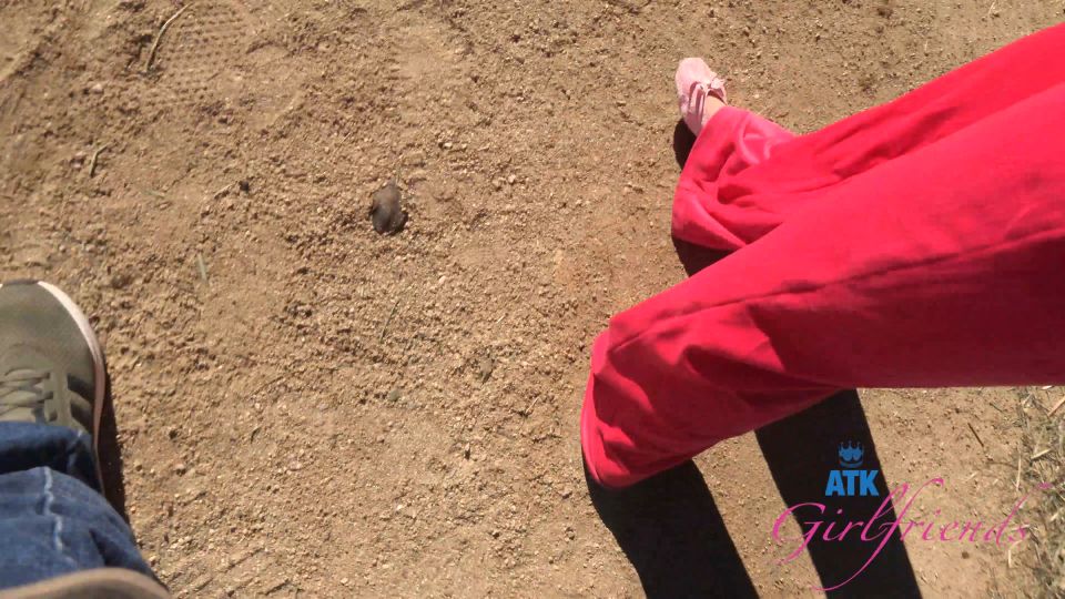 Dez Hansen es íntimo al aire libre: Dedo y beso 4K UHD