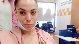 Brokelynbabe () - estoy en una clase y acabo de darme cuenta que hay cmaras 28-10-2020