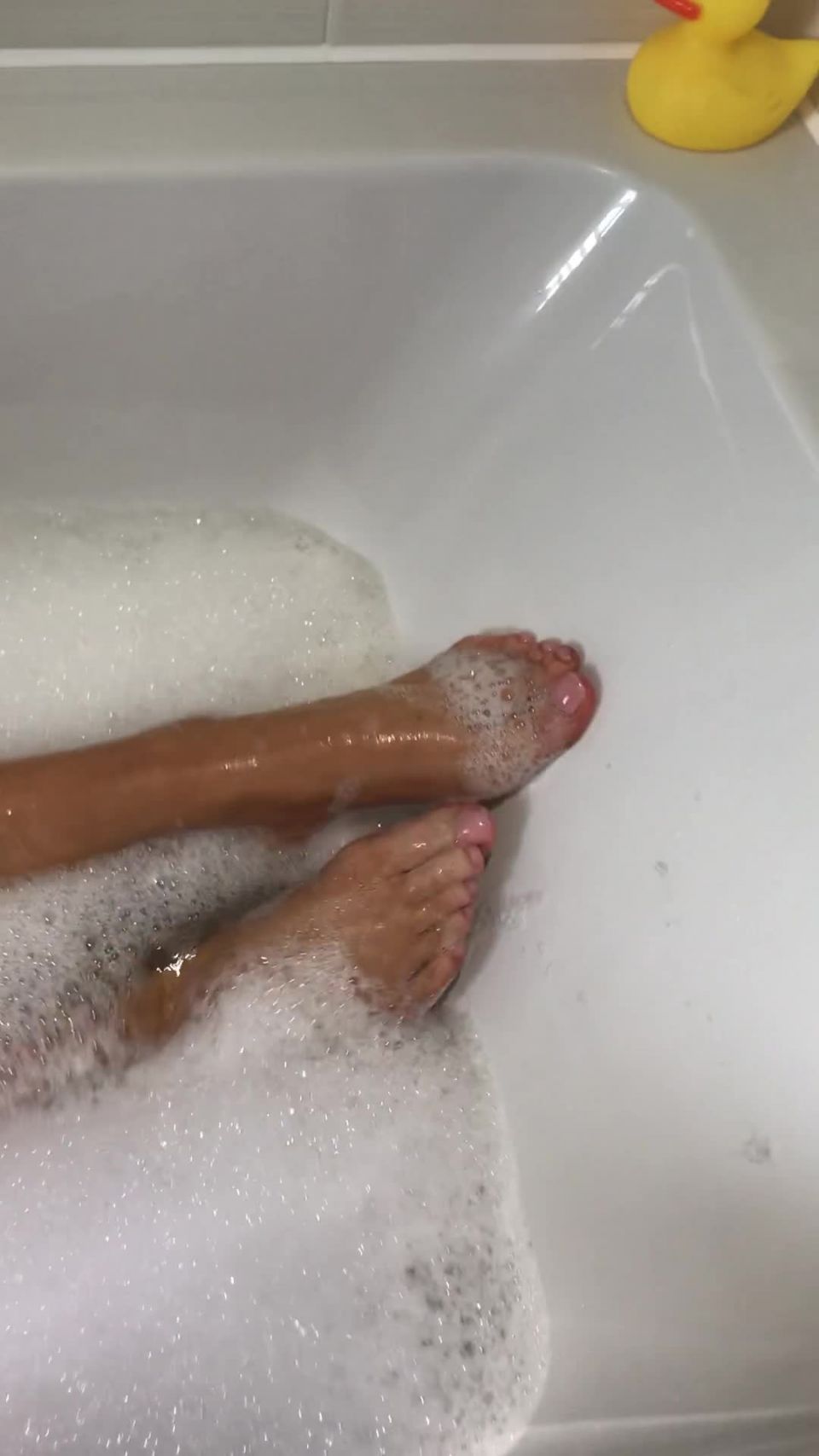 Linsey Dawn Mckenzie () Linseydawnmckenzie - bubble foot bath feetlovers 14-07-2018