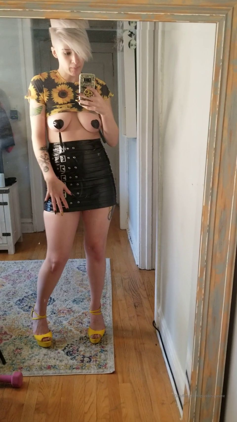 @goddesseevee 2020-02-27  $ shiny Sunflower swishes and sways