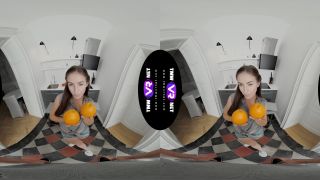 [VR] Cutie gives blowjob for fruits