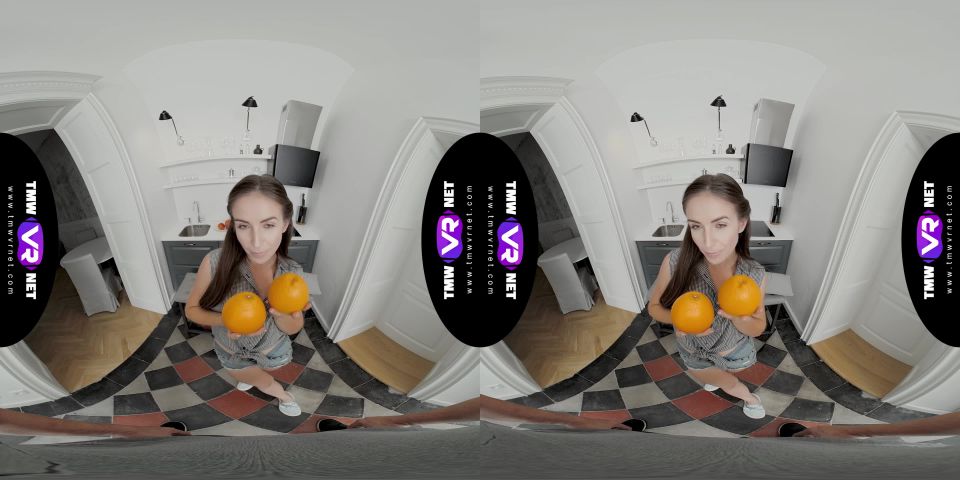[VR] Cutie gives blowjob for fruits