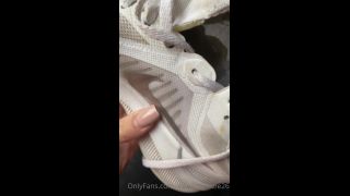 Onlyfans - Goddess Suzie - goddesssuzie26 - goddesssuzieTake a tour inside my smelly white Nikes - 15-12-2021
