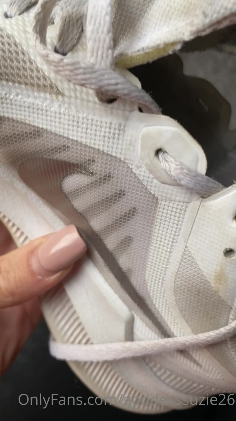 Onlyfans - Goddess Suzie - goddesssuzie26 - goddesssuzieTake a tour inside my smelly white Nikes - 15-12-2021