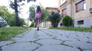 MarilynLatex Soleado día con un traje de látex y tacones altos en público (mp4)