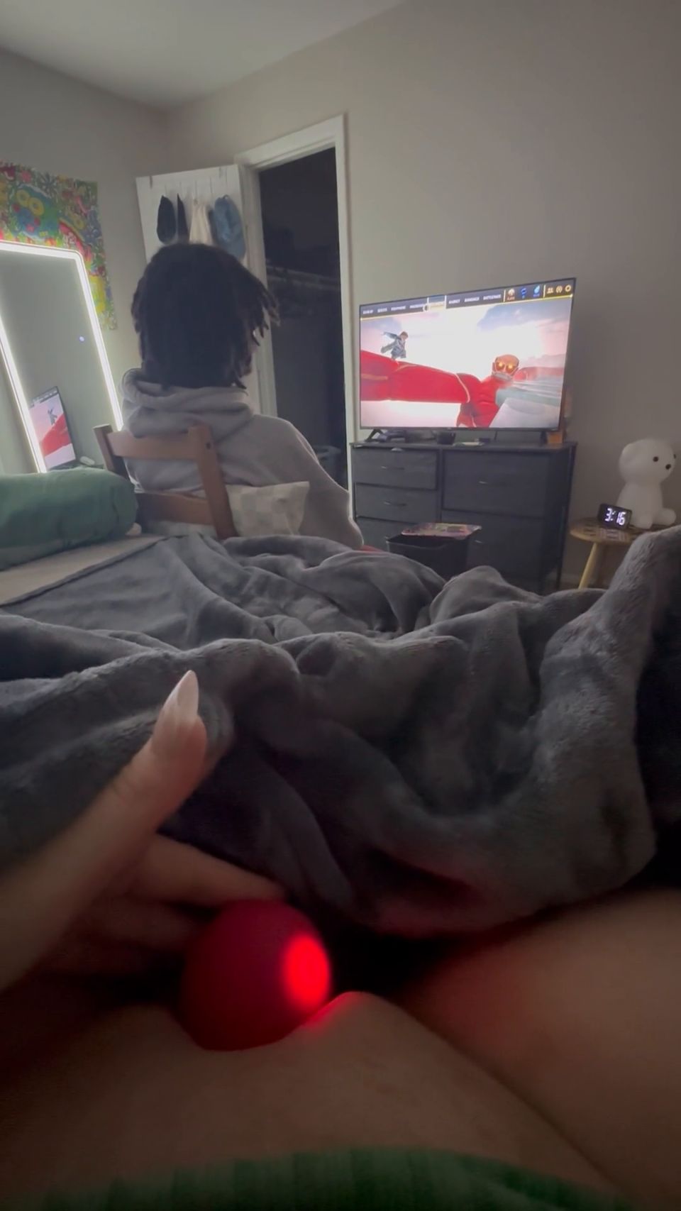 Me da la gana jugando con mi coño. Me habla a través de mi orgasmo.