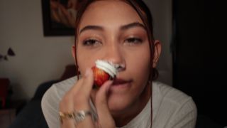 Cloe stone Scott - fresas y crema en la nariz