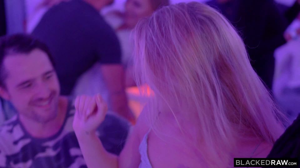 Mia Linz - Seis pies de la pista de baile - Interracial