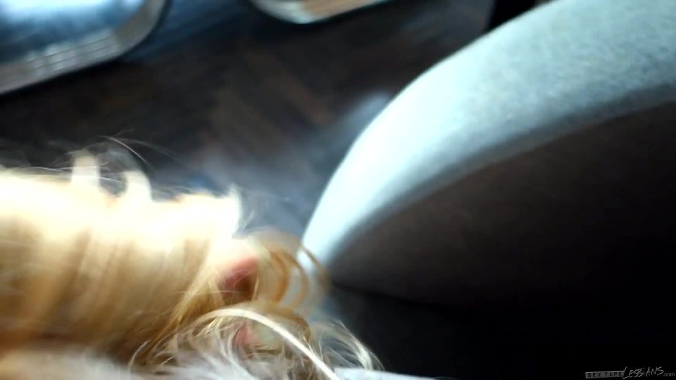 Cosima Knight, Roxy Rox se presenta con un viejo amigo (porno de dedos)