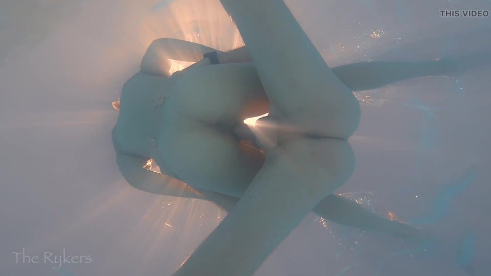 Sexo Subacuático en la piscina Vista inferior (Porno de Amateur) Mya Lane