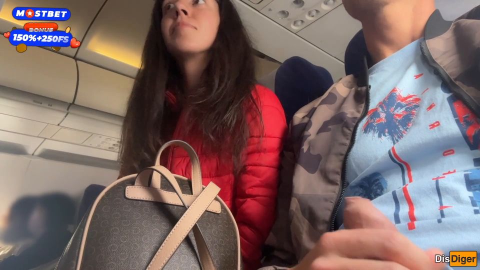 Katty West arriesgada público jerking apagado en un avión lleno de gente (Hot Babes)