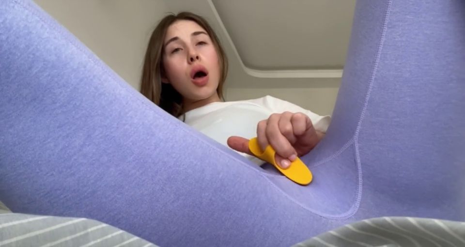 Wet Pussy Needs To Be Stimulated With A New Toy 720p