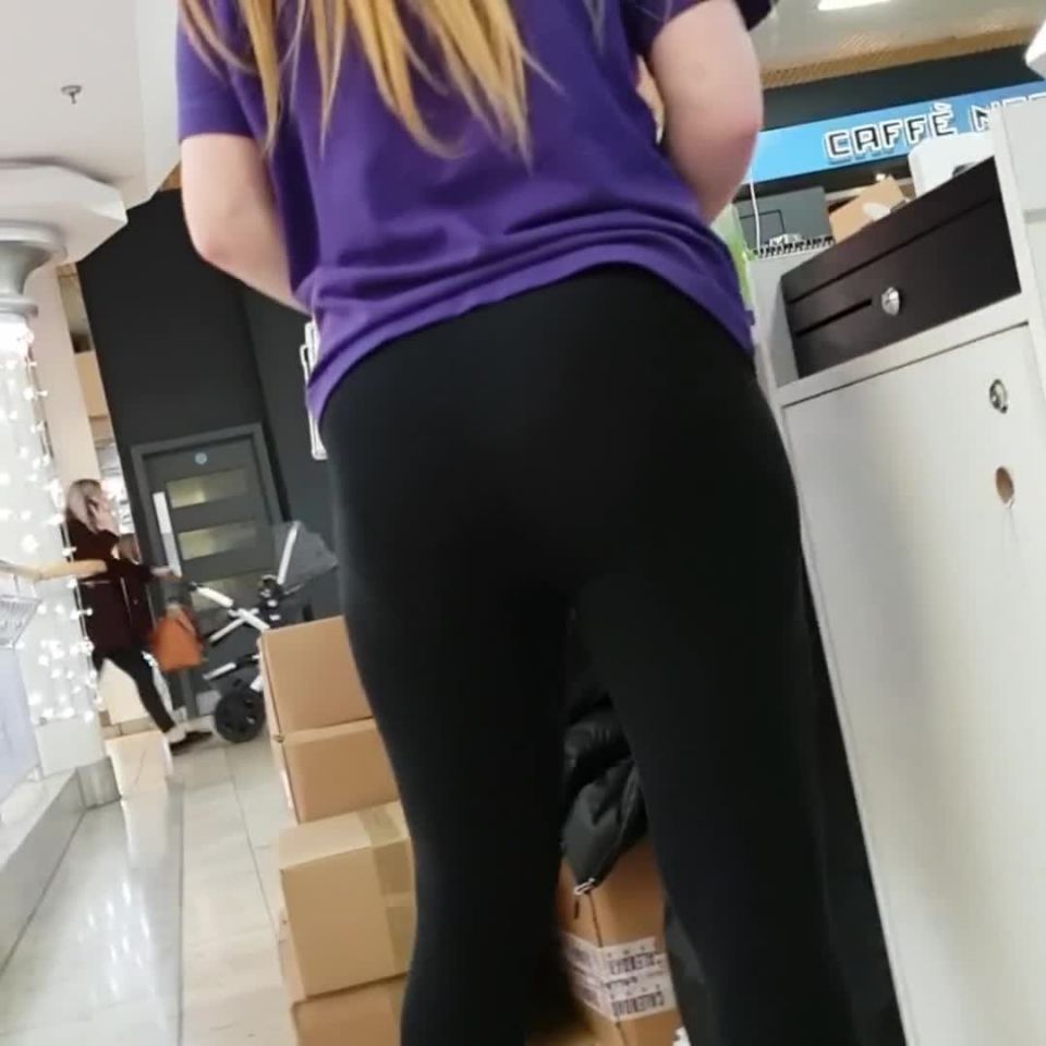Candid thick redhead teen in leggings!
