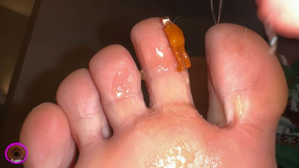 El Emporio de Cirilla - Lady Leviathan Tiny Siervo me ayuda a depilar mis pies - FullHD 1080P