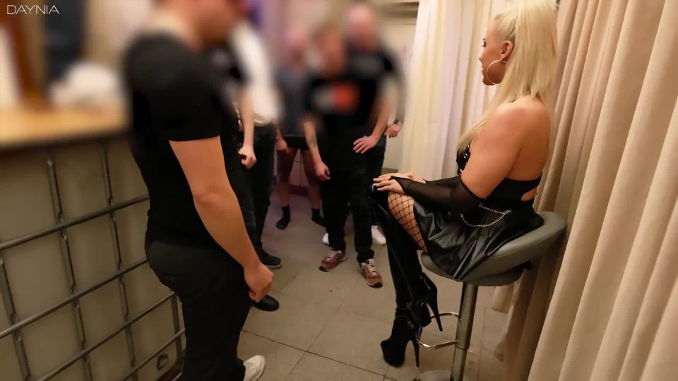 Daynia - JUNGSCHWANZ Gangbang am FRAUENTORGRABEN - Stiefmutti im LAUFHAUS erwischt... 1080P - Germany