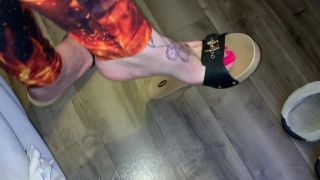 sweetesthangsfeet  18139358 did a quick lil video for you all on feet porn 