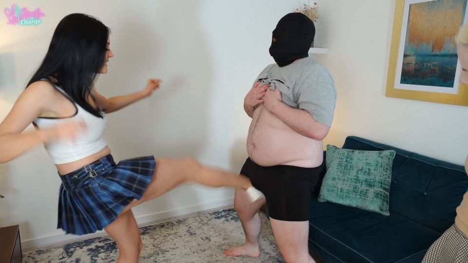 Chicas a cargo, la Srta. Alika White y Anya, la primera vez que Anya se lanza a las pelotas 4K 2160P