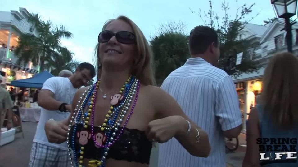 Fantasy fest girls getting wild and crazy for beads