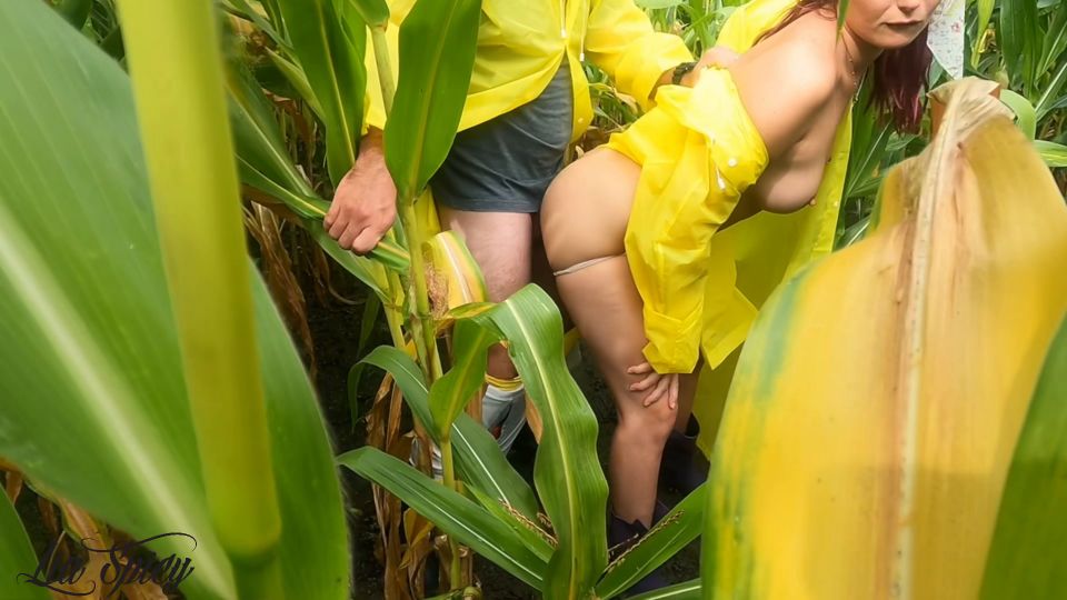 Lia Spicy - El Cornfield Fuck Full HD - Sexo público