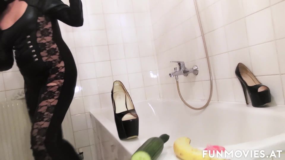 FunMoviesAt 0844 A kinky cucumber fuck (mp4)