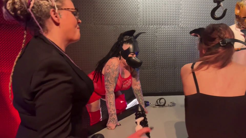 clip adulto 43 Domina Dark - Mascotas en el escenario Doble Domme Sesión - 100% Authentic Sesión - FullHD 1080p, kigurumi fetiche en el femdom porno