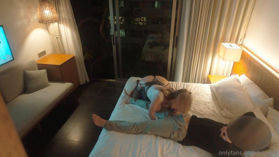 Lily Koti Pitando en el secreto de las parejas