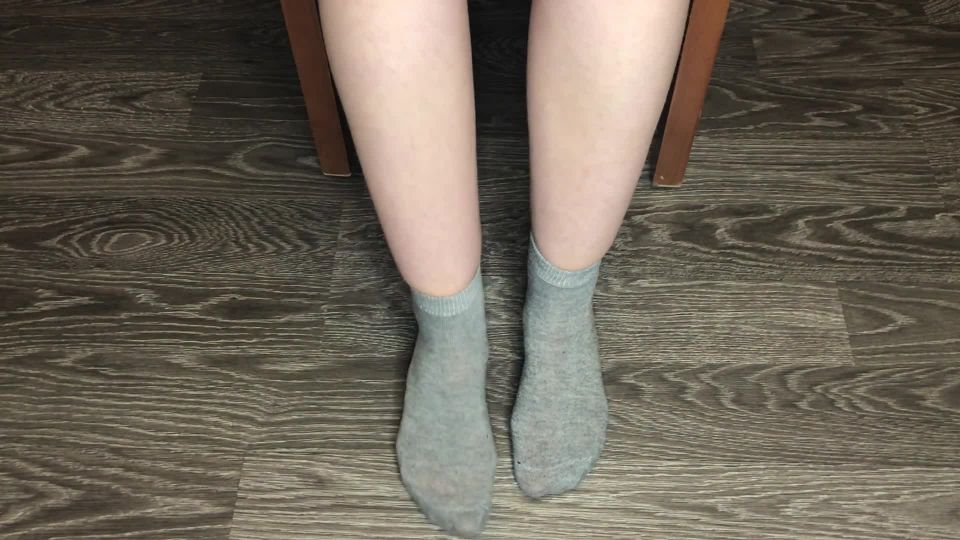 STUDENT GIRL SHOW FOOT IN GRAY SOCKS SMELL AND WORSHIP FETISH - Feet