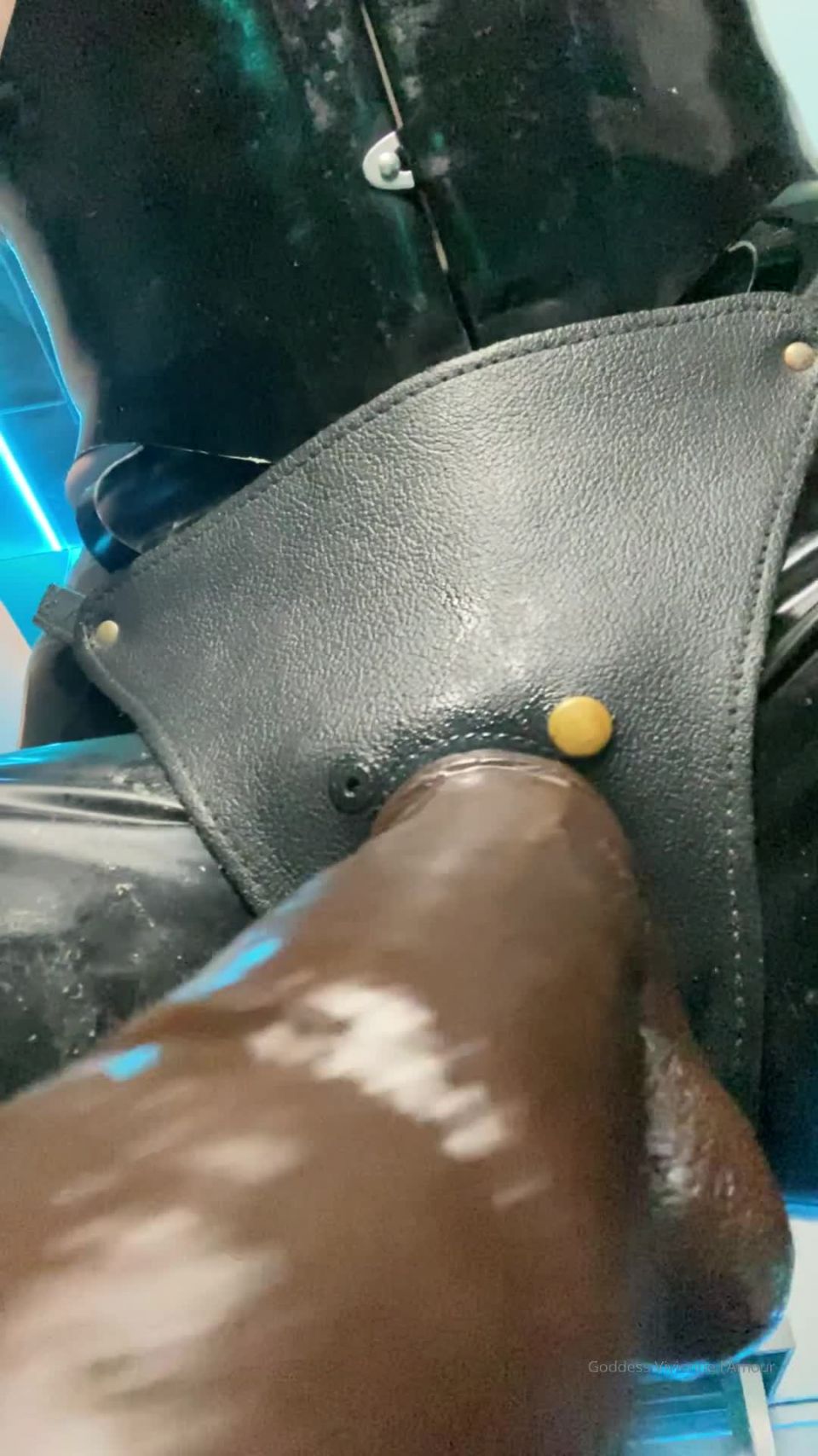 Vlproductionsuk - Vivienne l'Amour Vlproductionsuk - oh no i got some lube on my rubber tips welcomed so i can get it cleaned 03-02-2022