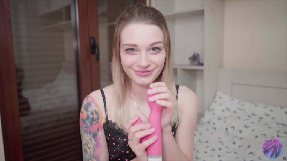 BellenikoAdorable Babe Plays With A Dildo - 1080p