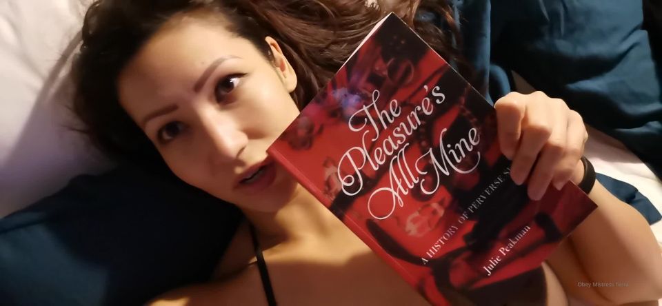 Onlyfans - Mistress Terra - obeymistressterra - obeymistressterraTalking about this new book I got - 05-07-2020