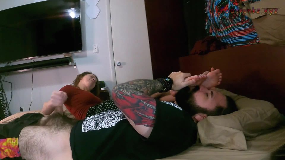 clip 43 Footpunkz - Pequeña Domina Lunas Pies perfectos en pisos sin calcetines en femdom porno kitagawa femdom