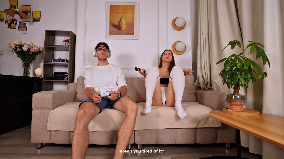 Elina Lizz - Girl Knows How To Distract A Guy From A Video Game Amateurporn - Elina lizz