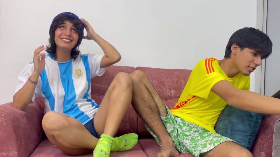 Julianapalvin Veo la final de copa con mi hermanastra y termino follándomela y mostrando quién es el campeón