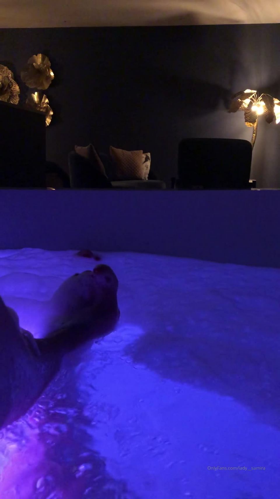 Lady Samira () Ladysamira - feetfetish relaxed in the jacuzzi on my tour in amsterdam feets feetworship toes fee 23-03-2020