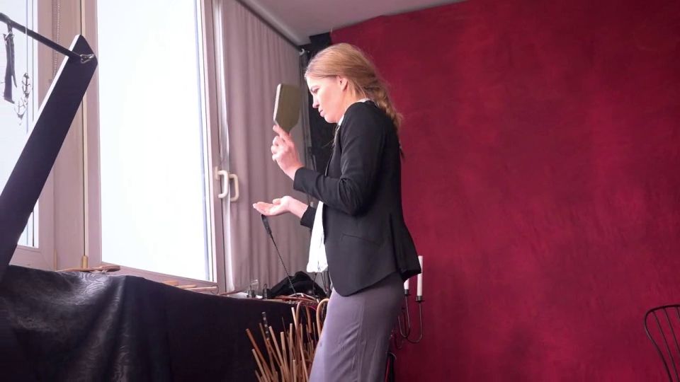 FEMDOMFOTO - Miss Walentina - Spanking Tools (German).