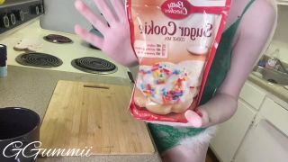 GGummii Sexy Elf Bakes Cookies - Cooking