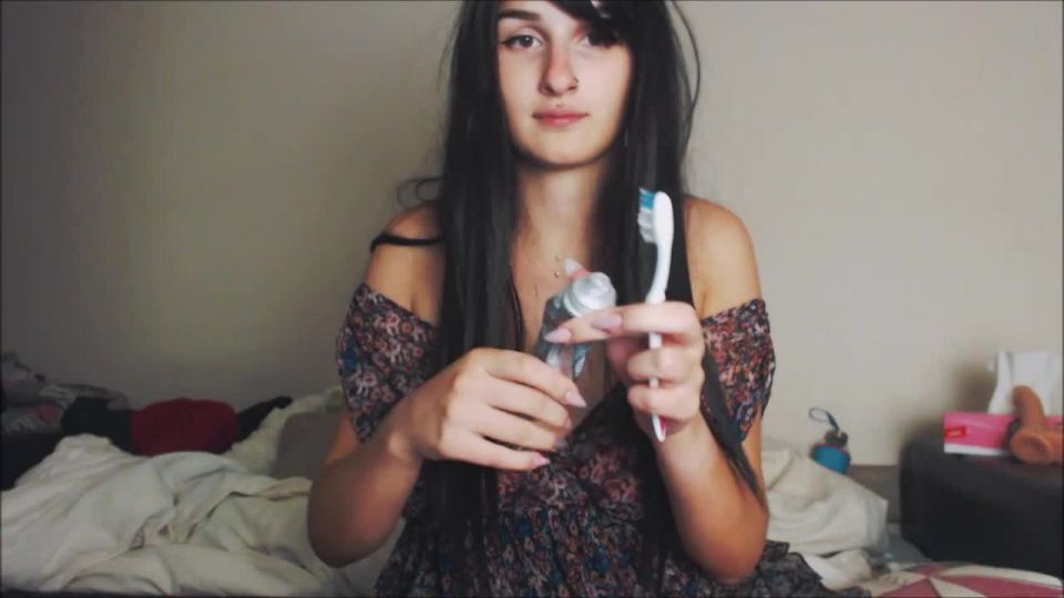 MarySweeeet TOOTHBRUSHING IN FRONT OF LAPTOP - ManyVids