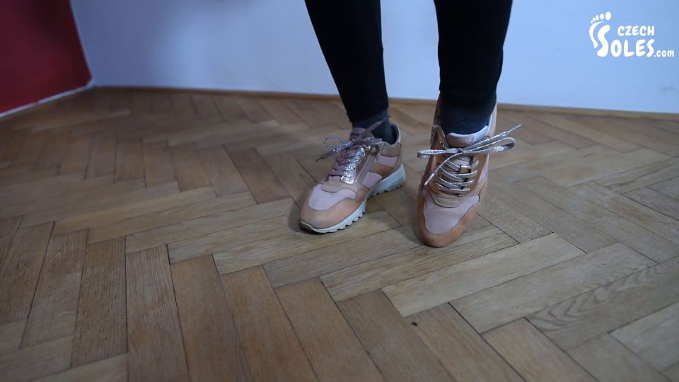 Sexiest Feet And Soles In Gym (Sneakers, Perfect Soles, Gym Feet, Smell