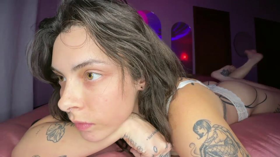 Katie rubia con calcetines altos consigue golpe en Couch Hardcore Katie