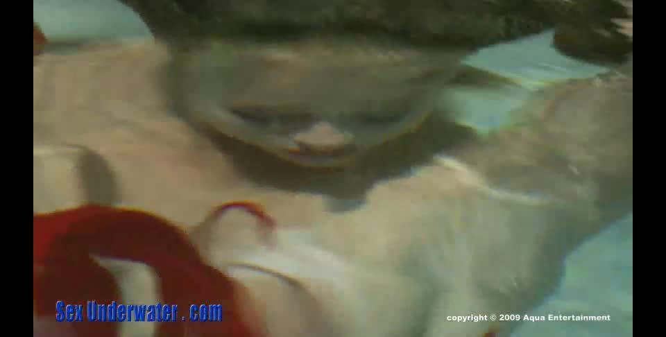 Sexo bajo el agua de la felonía p1 041909xuwdnldwmv
