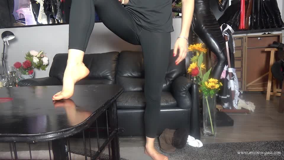 online xxx video 31 Mistress Gaia – Piedi e calzini sudati e puzzolenti Sweaty and stinky feet on feet porn princess carmela femdom