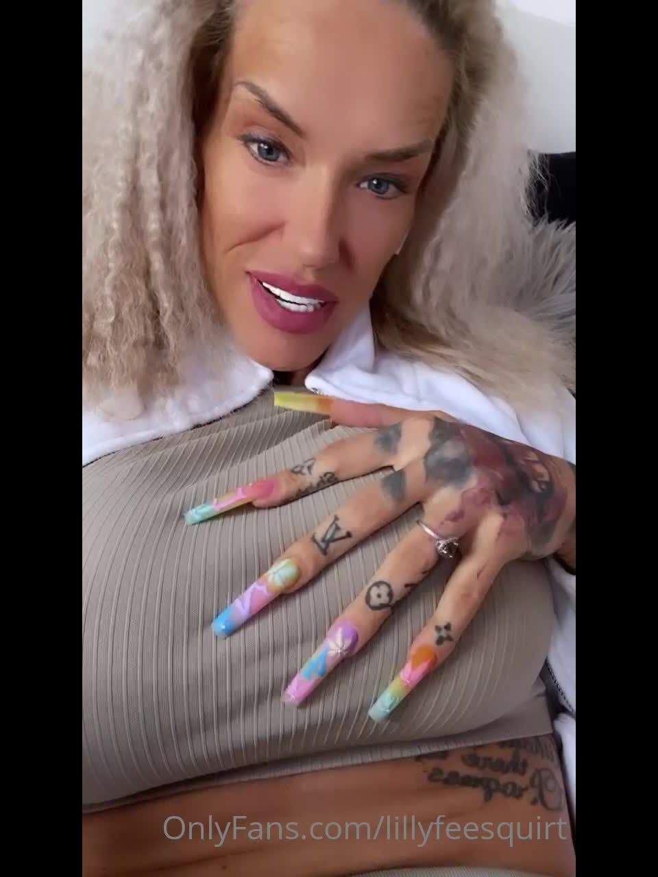 Lillyfee Squirt () Lillyfeesquirt - you like my new nails 25-04-2022