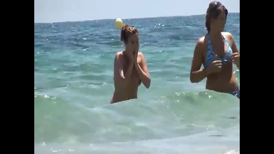 Beach babe spied while in topless Nudism!