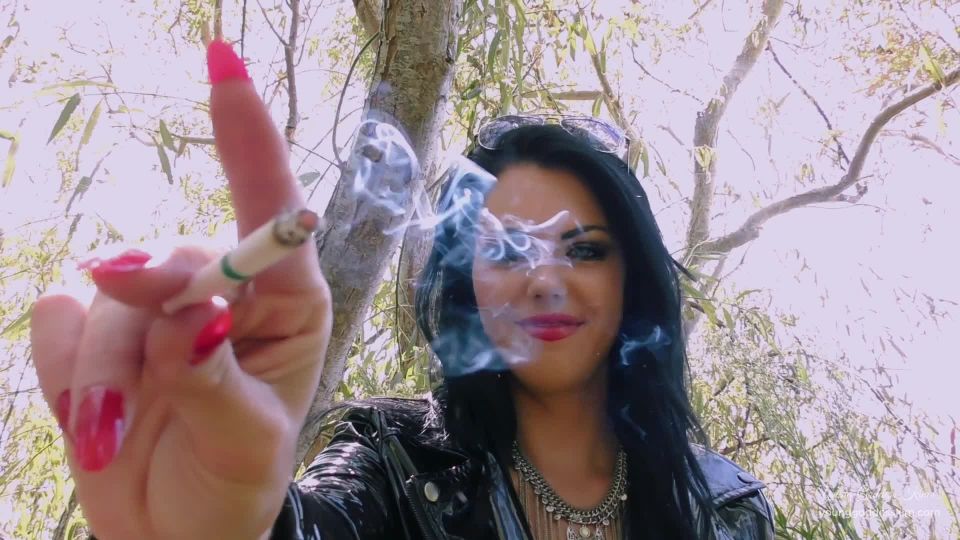 online xxx clip 24 Diosa joven Kim - Bosque Esclavo Pie - fumar - fetiche porno opulento